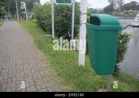 salvador, bahia, brésil - dezembro 2, 2021: Panier de déchets en plastique est vu dans un parc dans la ville de Salvador. Banque D'Images