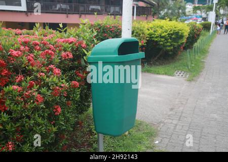 salvador, bahia, brésil - dezembro 2, 2021: Panier de déchets en plastique est vu dans un parc dans la ville de Salvador. Banque D'Images