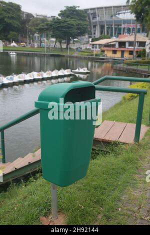 salvador, bahia, brésil - dezembro 2, 2021: Panier de déchets en plastique est vu dans un parc dans la ville de Salvador. Banque D'Images