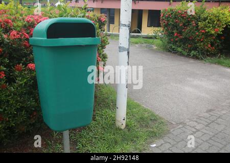 salvador, bahia, brésil - dezembro 2, 2021: Panier de déchets en plastique est vu dans un parc dans la ville de Salvador. Banque D'Images