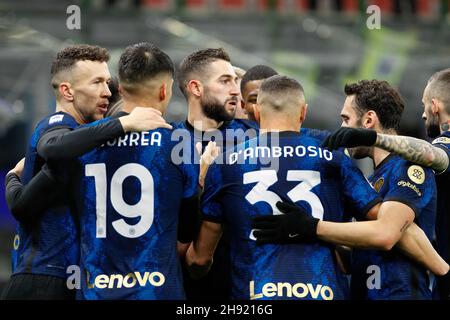 Milan, Italie.1er décembre 2021.Italie, Milan, 1er décembre 2021: Roberto Gagliardini (Inter milieu de terrain) célèbre avec ses coéquipiers le but 1-0 à 36' pendant le match de football FC INTER vs SPEZIA, série A 2021-2022 day15 au stade San Siro (Credit image: © Fabrizio Andrea Bertani/Pacific Press via ZUMA Press Wire) Banque D'Images