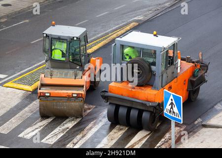 Rouleaux travaillant sur la construction de routes Banque D'Images