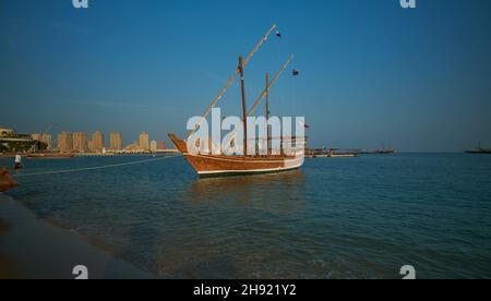 Katara onzième festival traditionnel de dhow à Doha Qatar après-midi tourné montrant des dhows avec le drapeau du Qatar dans le golfe arabe Banque D'Images