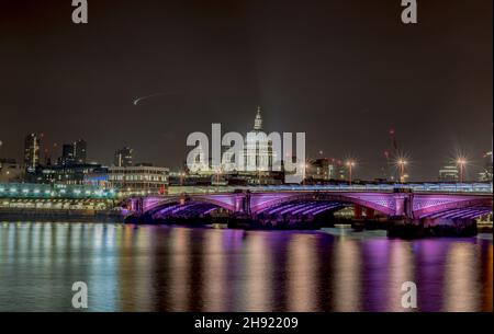 LONDRES, ROYAUME-UNI - 02 décembre 2021 : Blackfriars Bridge, St Paul Cathedraln London Banque D'Images