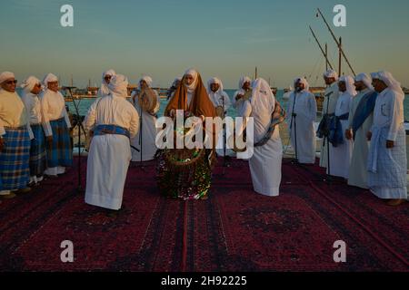 Katara onzième festival traditionnel de dhow à Doha Qatar vue au coucher du soleil montrant le Qatar danse traditionnelle du folklore (danse Ardah) Banque D'Images