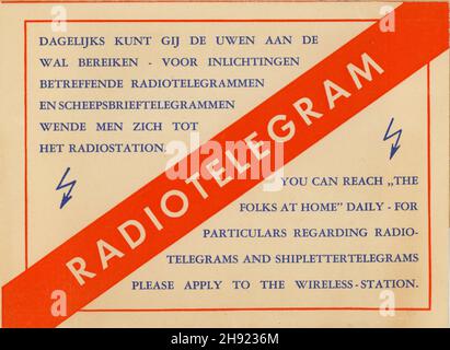 29 novembre 1950, enveloppe radiotélégramme néerlandaise.Radiocâble de la rive au navire envoyé de Salisbury, Rhodésie via la radio du Cap, Afrique du Sud, à un passager sur la MS Bloemfontein de la Holland Africa Line.Conception et graphiques de la fin des années 1940, imprimés par Nederlandsche Telegraaf Maatschappij 'radio Holland'. Banque D'Images