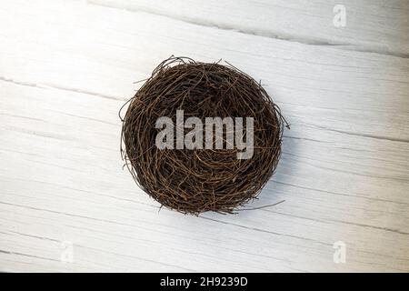 Nid d'oiseau vide vue de dessus, décoration de Pâques avec espace de copie, texture d'arrière-plan en bois blanc Banque D'Images