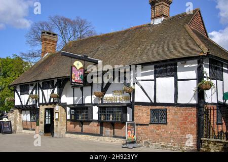 Pub Old Punch Bowl du XVIIIe siècle, High Street, Crawley, Crawley Borough, West Sussex,Angleterre, Royaume-Uni Banque D'Images