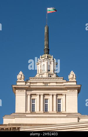 Sofia Bulgarie drapeau sur le bâtiment de l'Assemblée nationale ou ancienne Maison communiste de la façade d'architecture stalinienne des années 1950, Europe de l'est, Balkans, UE Banque D'Images