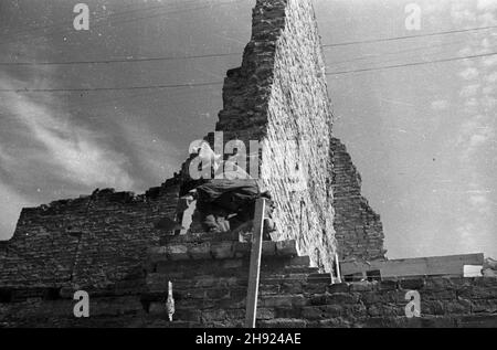 Varsovie, 1947-05.Odbudowa zniszczonych podczas II wojny œwiatowej kamienic przy ulicy Nowy Œwiat.NZ. Murarz przy pracy. bb/gr PAP Dok³adny dzieñ wydarzenia nieustalony.Varsovie, mai 1947.La reconstruction des maisons de servitude sur la rue Nowy Swiat a été détruite pendant la Seconde Guerre mondiale.Photo : une couche de briques au travail. bb/gr PAP Banque D'Images