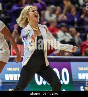 Los Angeles, États-Unis.02e décembre 2021.2 décembre 2021 : Kim Mulkey, entraîneur en chef de l'USH, célèbre l'action de basketball féminin de la NCAA entre les St. Cyclone de l'Iowa et les Tigers de l'USH au centre d'assemblage Pete Maravich à Baton Rouge, EN LOUISIANE.Jonathan Mailhes/CSM crédit: CAL Sport Media/Alay Live News Banque D'Images