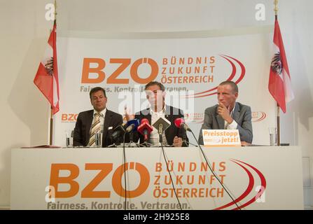 Vienne, Autriche.11 septembre 2008.Conférence de presse avec Jörg Haider (26 janvier 1950, † 11 octobre 2008).La photo montre Jörg Haider (2e de L) et Stefan Petzner (3e de L) Banque D'Images