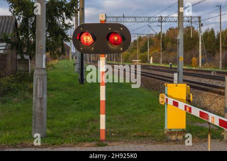 Signaux de passage à niveau sur le passage à niveau dans le village de Rogow, dans le comté de Brzeziny, à Lodzkie voïvodeship, en Pologne Banque D'Images