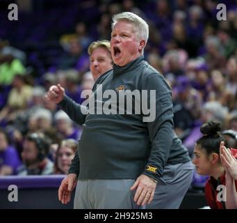 Los Angeles, États-Unis.02e décembre 2021.2 décembre 2021 : Bill Fennelly, entraîneur de l'Iowa St. Head, réagit à un appel lors de l'action de NCAA Women's Basketball entre les Iowa St. Cyclone et les Tigers LSU au Pete Maravich Assembly Center à Baton Rouge, LA.Jonathan Mailhes/CSM crédit: CAL Sport Media/Alay Live News Banque D'Images