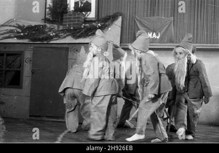 Polska, 1947-05-01.Dzieciêce wystêpy œwietlicowe z okazji Œwiêta Pracy - 1 Maja. bb/gr PAPPologne, 1er mai 1947.Un pageant pour enfants de Mayday. bb/gr PAP Banque D'Images