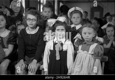 Polska, 1947-05-01.Dzieciêce wystêpy œwietlicowe z okazji Œwiêta Pracy - 1 Maja.NZ. Dzieciêca publicznoœæ. bb/gr PAPPologne, 1er mai 1947.Un spectacle de Mayday pour enfants.Photo: Le public jeune. bb/gr PAP Banque D'Images