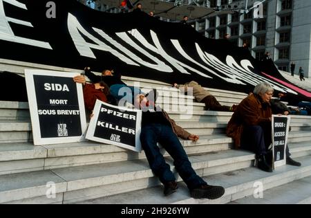 Paris, France, militants du SIDA d'ACT Up Paris, action contre Big Pharma, au Centre d'affaires de la Défense, 2000, en présence de panneaux de protestation et de bannière au bâtiment Arch Banque D'Images