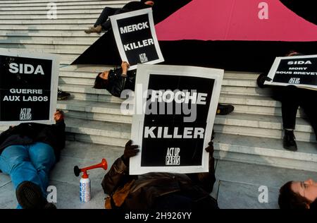 Paris, France, militants du SIDA d'ACT Up Paris, action contre les grandes sociétés pharmaceutiques, au Centre d'affaires de la Défense, bannière de protestation : « Shame on Labos », SIDA : morts sous licence » Banque D'Images