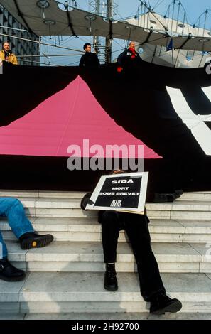 Paris, France, militants du SIDA d'ACT Up Paris, action contre les grandes sociétés pharmaceutiques, au Centre d'affaires de la Défense, bannière de protestation : « Shame on Labos », SIDA : morts sous licence » Banque D'Images