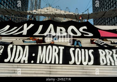 Paris, France, activistes contre le sida d'Act Up Paris, action contre Big Pharma, dans le Centre d'affaires de la Défense, bannière de protestation : 'honte aux Labos', SIDA : décès sous licence' années 1990 Banque D'Images