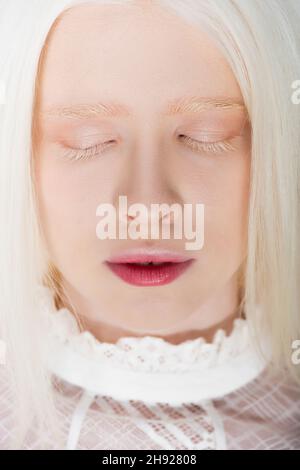 Portrait de la jeune femme albino avec les yeux fermés Banque D'Images