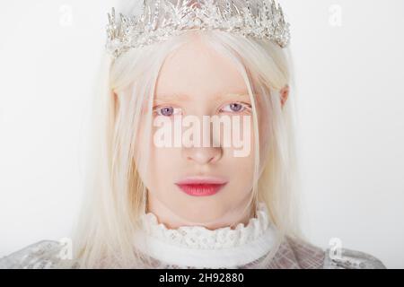 Portrait d'une femme albino en couronne avec perles isolées sur blanc Banque D'Images