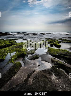 Ciel bleu nuageux sur la mer capturé de la côte à Bali, Indonésie Banque D'Images