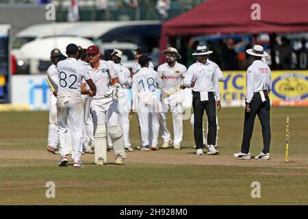 Galle, Sri Lanka.03ème décembre 2021.3 décembre 2021 ; Stade international de Galle, Galle, Sri Lanka ; International Test Cricket,Sri Lanka contre les Antilles, test 2 sur 2, jour 5.Suranga Lakmal secoue les mains avec Joshua Da Silva comme Sri Lanka gagner le match et la série crédit: Action plus Sports Images/Alay Live News Banque D'Images