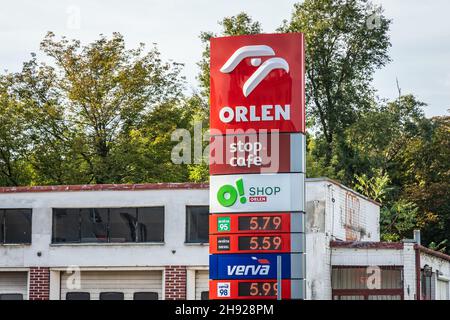 Signez avec les prix de l'essence sur la station-service Orlen de la société PKN Orlen à Varsovie, capitale de la Pologne Banque D'Images