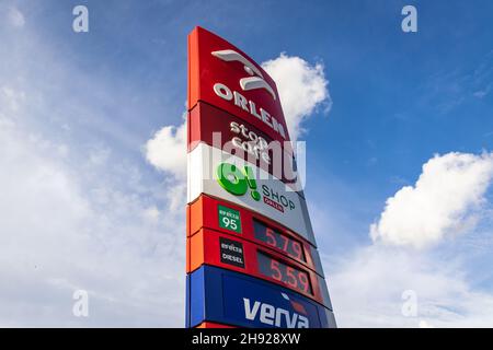 Signez avec les prix de l'essence sur la station-service Orlen de la société PKN Orlen à Varsovie, capitale de la Pologne Banque D'Images