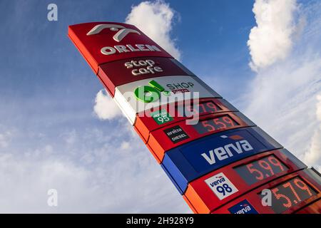 Signez avec les prix de l'essence sur la station-service Orlen de la société PKN Orlen à Varsovie, capitale de la Pologne Banque D'Images