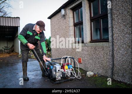 Jim Muir (en photo) et son épouse Belinda, qui vivent à Honeyneuk Farm, Maud, Aberdeenshire, sont sans pouvoir depuis plus d'une semaine après Storm Arwen.Date de la photo: Vendredi 3 décembre 2021. Banque D'Images