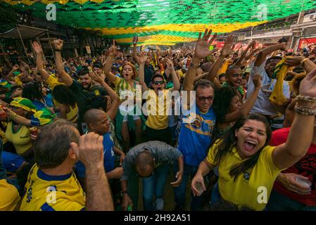 Rio de Janeiro, Brésil - 22 juin 2018 : les fans brésiliens célèbrent leur victoire contre le Costa Rica à la coupe du monde de la FIFA 2018. Banque D'Images