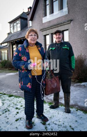 Jim et Belinda Muir, qui vivent à Honeyneuk Farm, Maud, Aberdeenshire, sont sans pouvoir depuis plus d'une semaine après la tempête Arwen.Date de la photo: Vendredi 3 décembre 2021. Banque D'Images