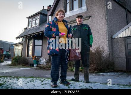 Jim et Belinda Muir, qui vivent à Honeyneuk Farm, Maud, Aberdeenshire, sont sans pouvoir depuis plus d'une semaine après la tempête Arwen.Date de la photo: Vendredi 3 décembre 2021. Banque D'Images