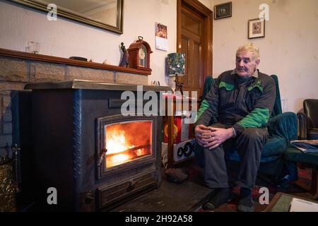 Jim Muir (en photo) et son épouse Belinda, qui vivent à Honeyneuk Farm, Maud, Aberdeenshire, sont sans pouvoir depuis plus d'une semaine après Storm Arwen.Date de la photo: Vendredi 3 décembre 2021. Banque D'Images