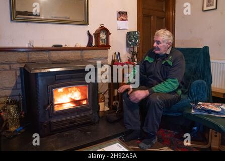 Jim Muir (en photo) et son épouse Belinda, qui vivent à Honeyneuk Farm, Maud, Aberdeenshire, sont sans pouvoir depuis plus d'une semaine après Storm Arwen.Date de la photo: Vendredi 3 décembre 2021. Banque D'Images