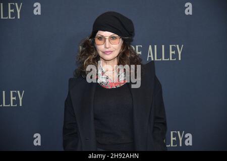 Gina Gershon participe à la première mondiale « Nightmare Alley » à Alice Tully Hall, Lincoln Center, le 01 décembre 2021 à New York. Banque D'Images