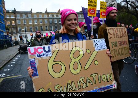 Londres, Royaume-Uni.03ème décembre 2021.2021-12-03, Londres, Royaume-Uni.Les partisans du personnel universitaire qui sont en grève sur les questions de rémunération et de retraite se réunissent à l'extérieur de Tavistock Square à Londres pour une marche à la Bank pour un rassemblement.Crédit : Picture Capital/Alamy Live News Banque D'Images