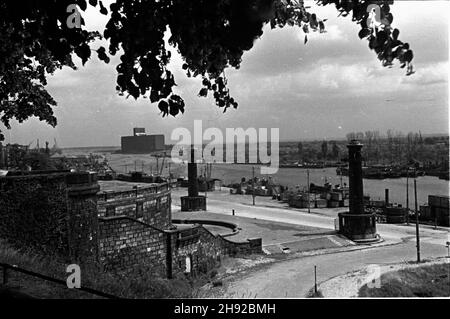 Szczecin, 1947-05.Widok na port z Wa³ów Chrobrego.Na dalekim planie elewator zbo¿owy. bb/mgs PAP Dok³adny dzieñ wydarzenia nieustalony.Szczecin, mai 1947.La vue depuis l'Embankment de Chrobry.En arrière-plan: L'élévateur de grain. bb/mgs PAP Banque D'Images