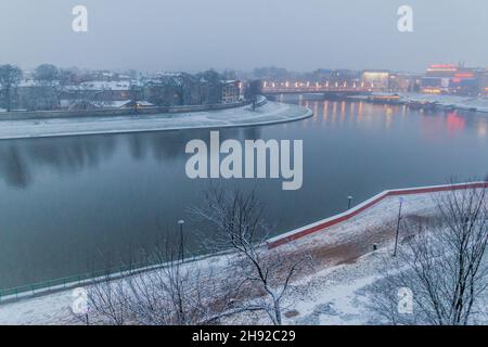 Vue d'hiver sur la Vistule depuis le château de Wawel à Cracovie, en Pologne Banque D'Images