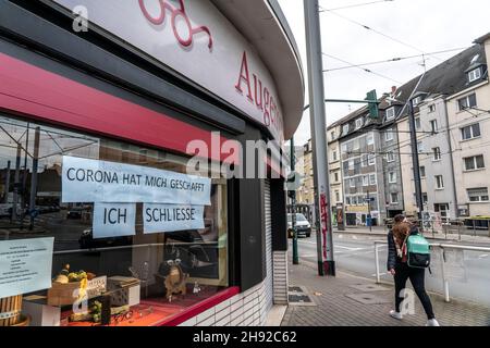 Fermeture d'entreprise en raison des conséquences économiques de la crise de Corona, l'opticien Rode, dans le Südviertel à Essen, ferme après onze ans, vente Banque D'Images