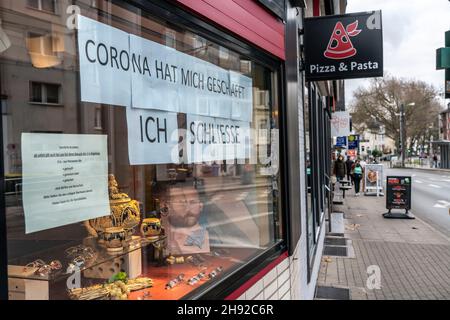 Fermeture d'entreprise en raison des conséquences économiques de la crise de Corona, l'opticien Rode, dans le Südviertel à Essen, ferme après onze ans, vente Banque D'Images