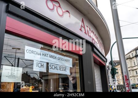 Fermeture d'entreprise en raison des conséquences économiques de la crise de Corona, l'opticien Rode, dans le Südviertel à Essen, ferme après onze ans, vente Banque D'Images