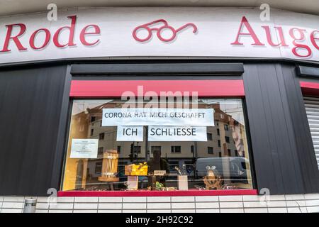 Fermeture d'entreprise en raison des conséquences économiques de la crise de Corona, l'opticien Rode, dans le Südviertel à Essen, ferme après onze ans, vente Banque D'Images