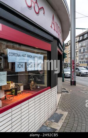 Fermeture d'entreprise en raison des conséquences économiques de la crise de Corona, l'opticien Rode, dans le Südviertel à Essen, ferme après onze ans, vente Banque D'Images