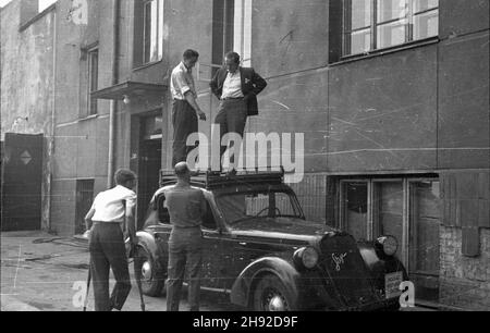 Varsovie, 1947-05.Ekipa Polskiej Kroniki Filmowej przy samochodzie (austriacka marka Steyr).Na dachu auta z prawej opérateur W³adys³aw Forbert. mb/mgs PAP Dok³adny dzieñ wydarzenia nieustalony.Varsovie, mai 1947.Une équipe de l'Autrian Newsreel dans une voiture (Austrian Steyr).Sur le dessus de la voiture sur le cameraman droit Wladyslaw Forbert. mb/mgs PAP Banque D'Images