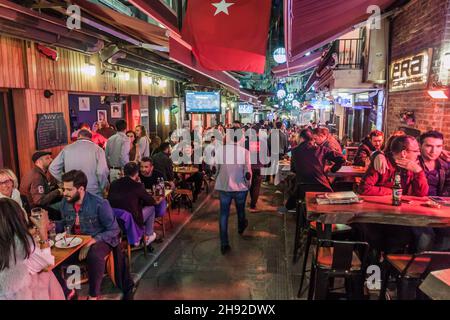 ISTANBUL, TURQUIE - 30 AVRIL 2017 : bars sur la rue Nevizade Sokak dans le quartier de Beyoglu à Istanbul. Banque D'Images