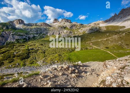 Magnifique paysage estival dans le parc national de Tre Cime di Lavaredo dans les Dolomites italiens. Banque D'Images