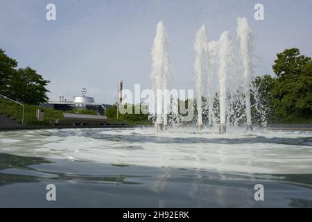 Stuttgart Bad Cannstatt, Allemagne - 22 mai 2020 : Fontaine devant une succursale Mercedes Benz.Dans le cadre de l'organisation commerciale allemande de Mercedes-Benz Banque D'Images